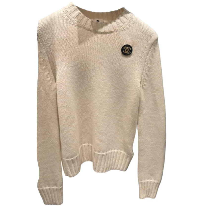 2026 Beige Chanel cashmere knit sweater with cc brooch